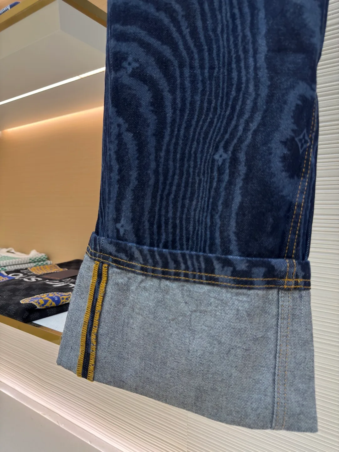 LOUISVUITTON tree pattern denim trousers ●Authentic product: Purchased and developed by 15689 ●Item number: 1680319-B60 ●Fabric: denim fabric ●Technology: Printing ●Version: Fitted version ●Weight: about 755 grams ●Size: 30-32-34-36 ●Description: The upper body effect refers to the FW25 early autumn men's series collarless denim rivet full-width logo printed long-sleeved denim jacket for men in blue. This collarless jacket is paved with denim cloth with the LV Moiré pattern, and the Monogram logo is implicitly integrated into it, creating a silky texture. The Marque L.Vuitton DéPosée nubuck label rests on the back for a modern look paired with matching jeans. The overall wiring is straight and delicate, the fabric is comfortable and soft, and the color is consistent without color difference. It can be matched with the same style to create a fashionable look and control various occasions. Customized accessories, complete with three standards, same style for men and women!